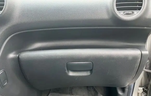 KIA Carens I Glove box 