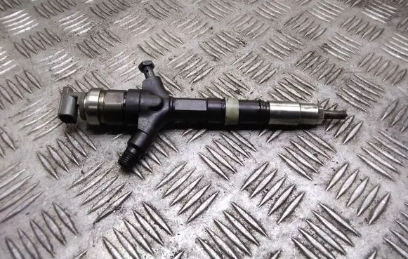Toyota Avensis T250 Fuel injector 236700G010