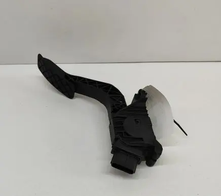 Accelerator throttle pedal