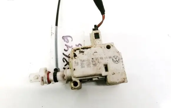 Volkswagen PASSAT B5 Central locking motor 3B0959782