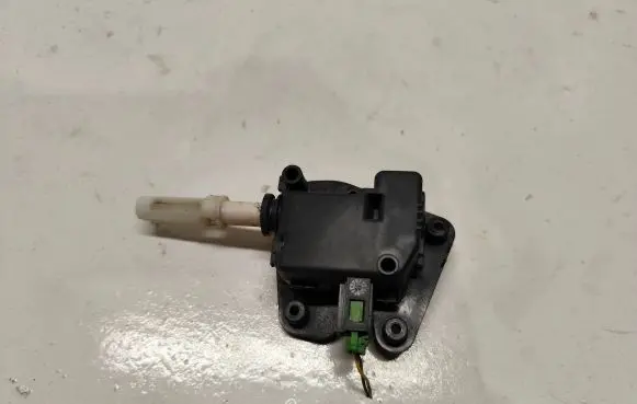 Audi A6 Allroad C5 Tailgate boot lock/latch motor 8E9827833