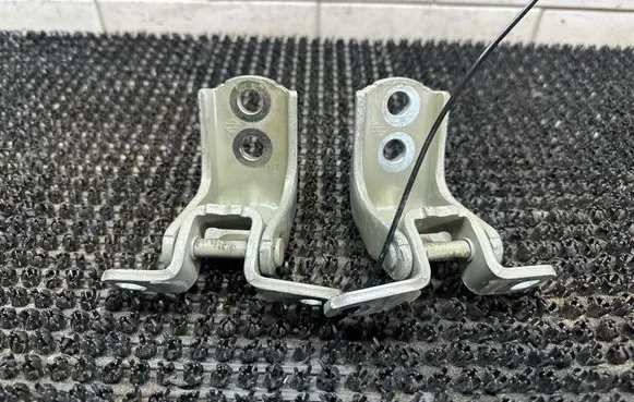 Infiniti QX60 L50 Front door hinge set 