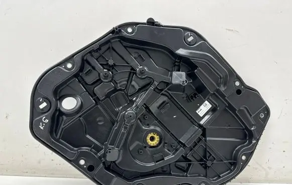 Rear window lifting mechanism without motor