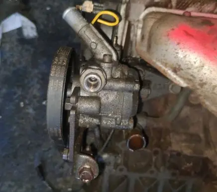 Mazda 323 F Power steering pump