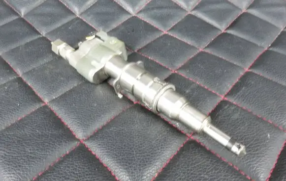 BMW 3 E90 E91 Fuel injector 758904807