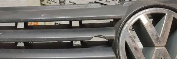 Volkswagen PASSAT B5 Front grill 3B0853601A