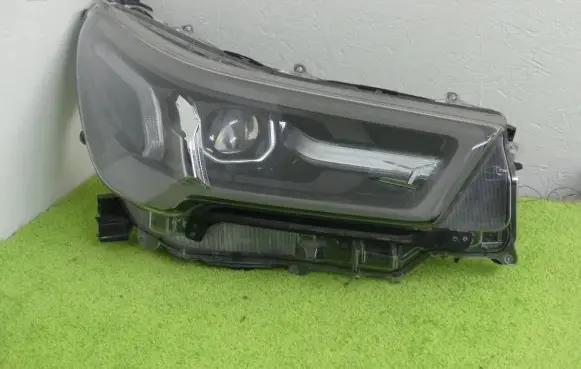 Toyota Hilux VIII Headlight/headlamp 81110-YP121