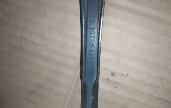 Opel Meriva A Front wiper blade arm 13139725