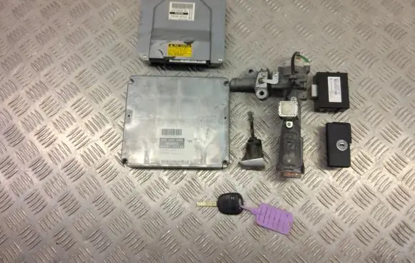 Lexus RX 330 - 350 - 400H Engine ECU kit and lock set 89981-48220