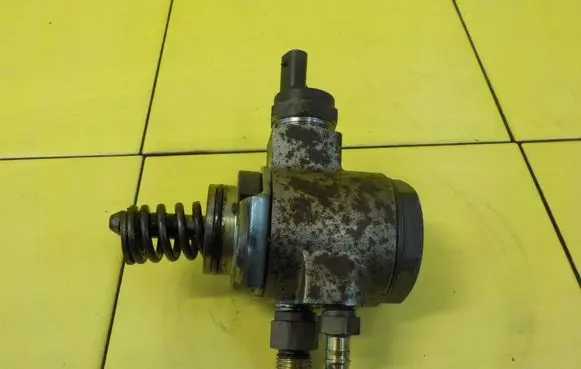 Volkswagen Golf VI Fuel injection high pressure pump 03C127026C 9SP11