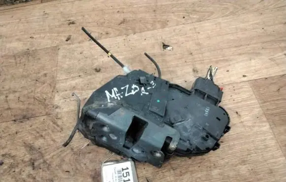 Mazda 3 I Front door lock