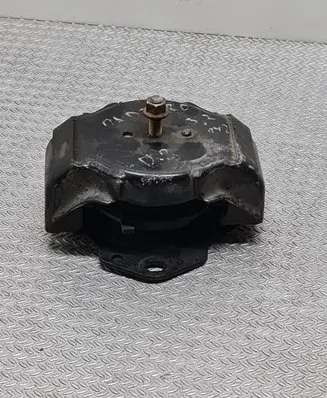 Mitsubishi Pajero Engine mount bracket MR374898