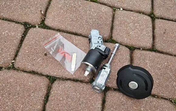 Citroen Berlingo Front door lock (next to the handle) OPELCZESCI.com-F43