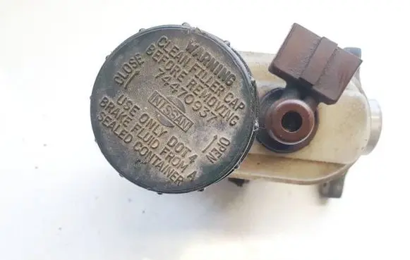 Nissan Almera N16 Brake fluid reservoir 