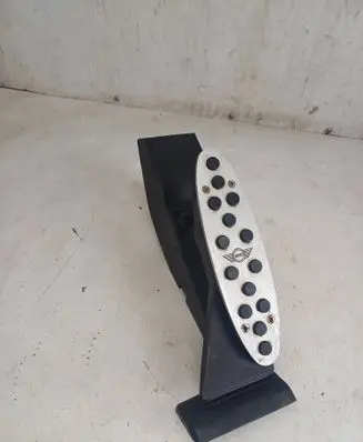 Accelerator throttle pedal