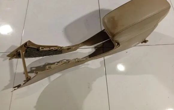 Toyota Avensis T250 Armrest