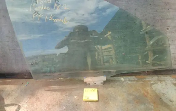 Ford Mondeo MK II Front door window glass four-door 7899884