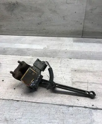 Mercedes-Benz E W211 Air suspension front height level sensor A0105427717 29906
