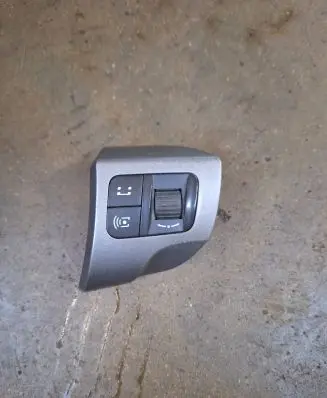 Steering wheel buttons/switches