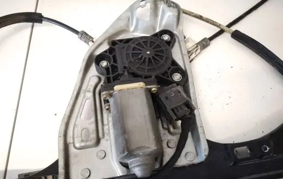 Mercedes-Benz C W203 Front door window regulator motor a2208204642