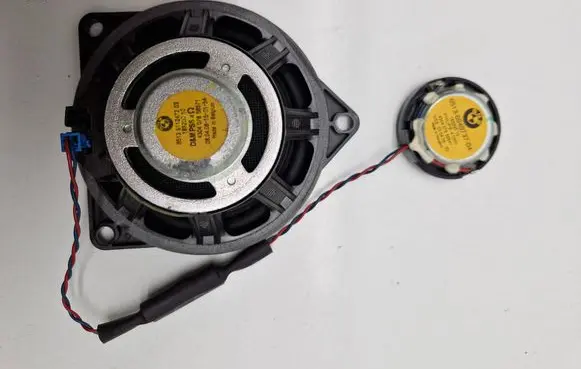 Front door high frequency speaker