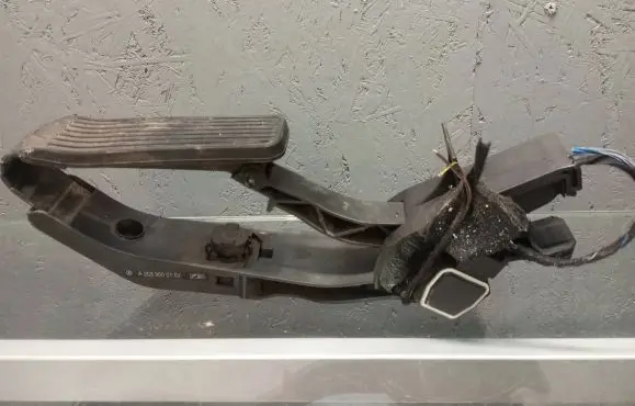 Mercedes-Benz C W203 Accelerator throttle pedal A2033000104