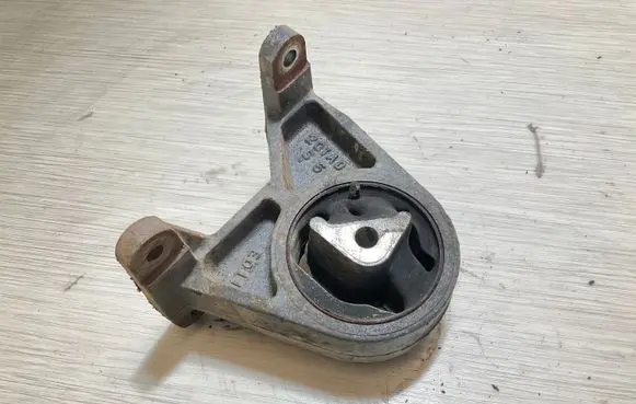 Jeep Cherokee Engine mount bracket 201AD