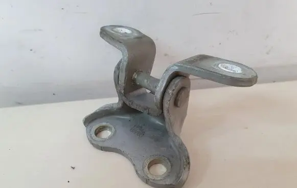 Toyota Avensis T270 Front door lower hinge 