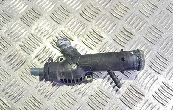 Volkswagen PASSAT B6 Engine coolant pipe/hose 03L121131F