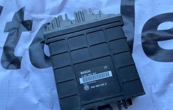 Volkswagen Golf III Engine control unit/module 030906026C 0261200257