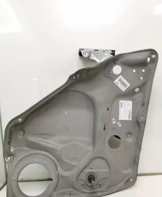 Rear door manual window regulator