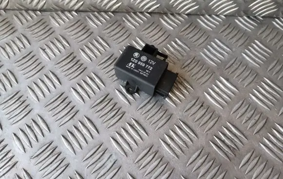 Volkswagen PASSAT B6 Seat heating relay 1Z0959772