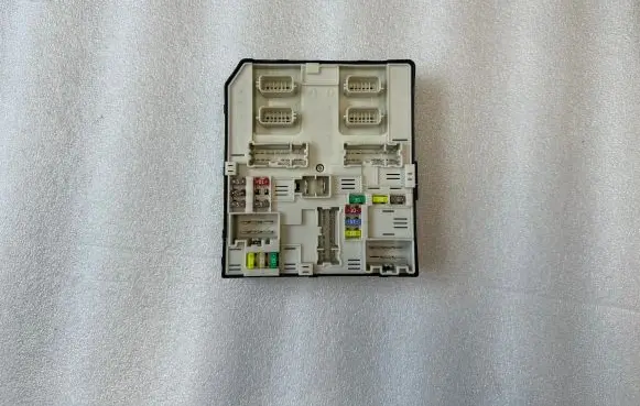 Renault Master III Fuse module 284B63007R 519543F17 5556014950