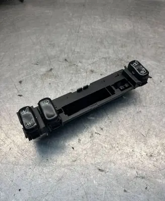 Mercedes-Benz E W210 Seat heating switch 2108200151 679305