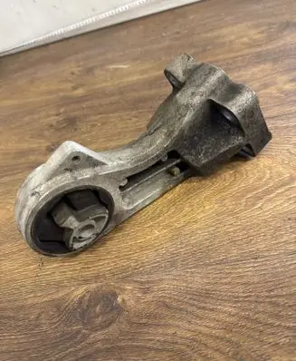Engine mount bracket