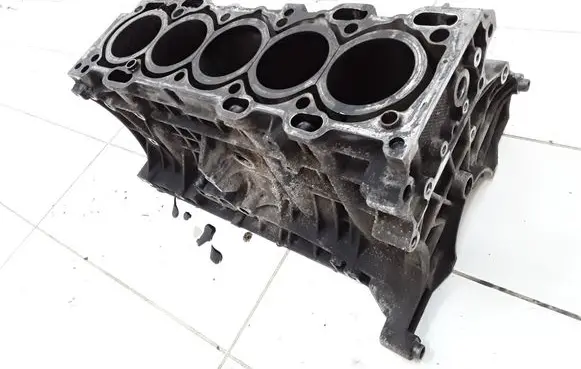 Volvo V70 Engine block 30677368 05244T 449453