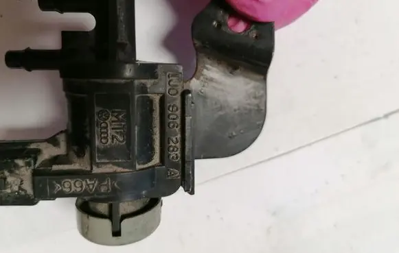 Audi A4 S4 B5 8D Turbo solenoid valve 1J0906283A
