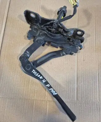 Engine bonnet/hood hinges