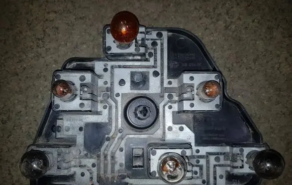 BMW 5 E39 Tail light bulb cover holder 8363565 14603502