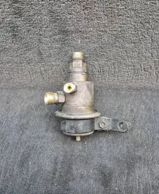 Audi 80 90 S2 B4 Fuel pressure regulator 034133534F 0438161016