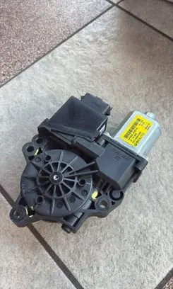KIA Ceed Front door window regulator motor 82460A2010