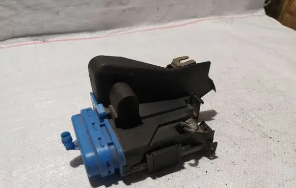 Audi A4 S4 B5 8D Rear door lock 8D0839016A