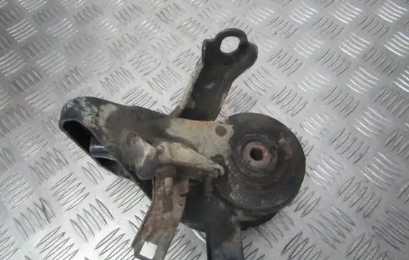 Mazda 626 Engine mount bracket