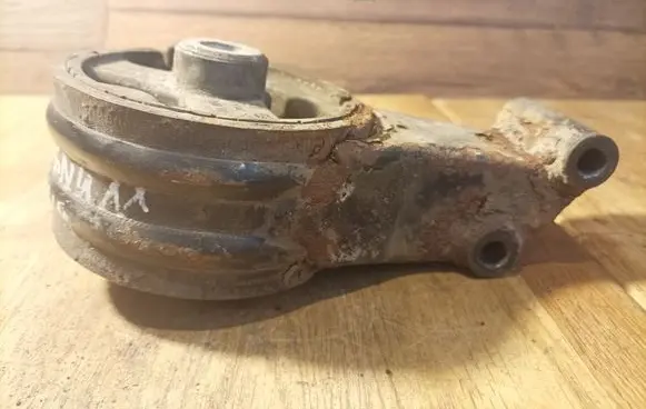 Opel Signum Engine mount bracket