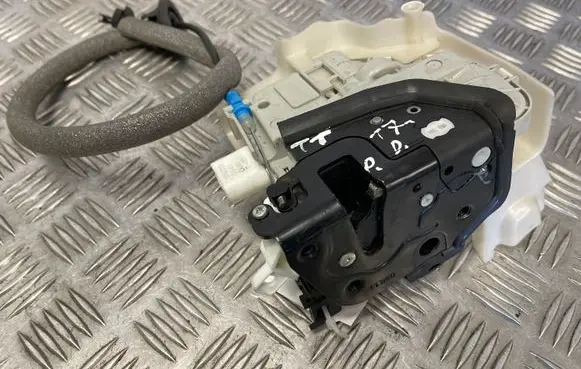 Audi TT TTS RS Mk3 8S Front door lock 8S8837350