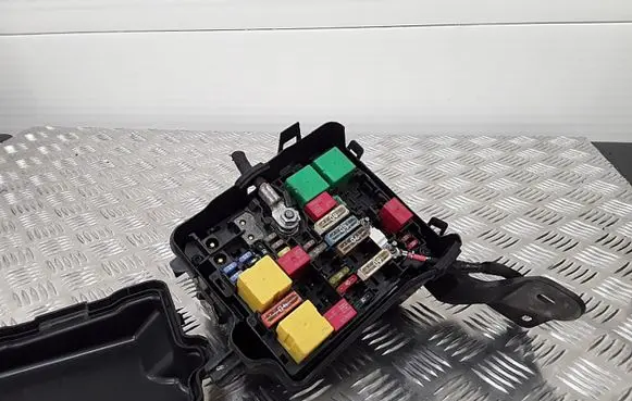 Peugeot 208 Fuse module 9671924480