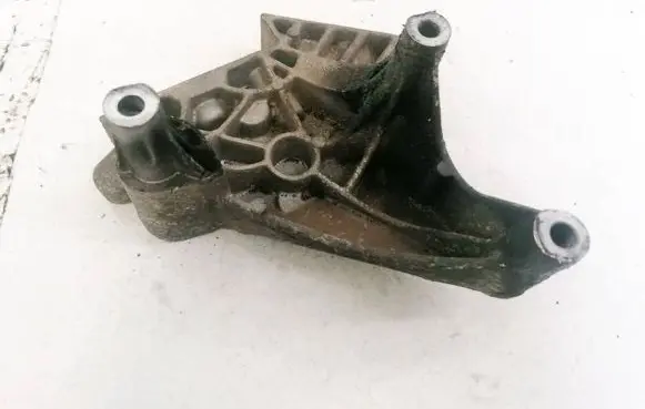 Volkswagen Jetta V Engine mounting bracket