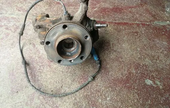 BMW X3 E83 Front wheel hub