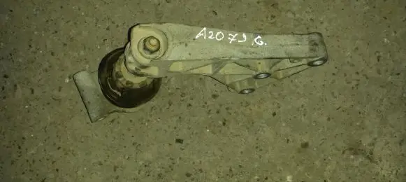 Citroen C2 Engine mount bracket