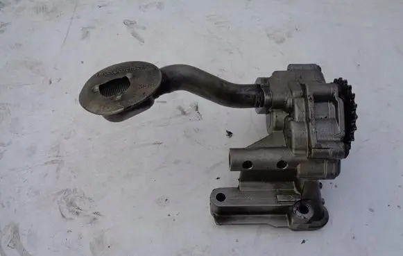 Volkswagen Golf V Oil pump 03G115105